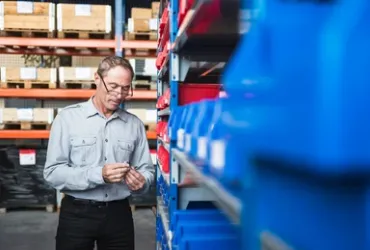 Cassette impilabili rosse e blu per uso generico