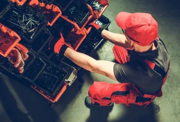 Cassette impilabili grigie e blu scuro per uso industriale